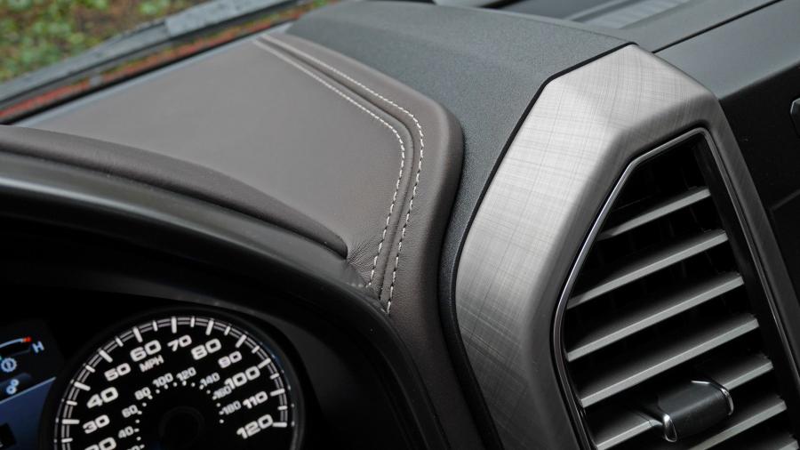 Детали интерьера Ford F-150 Limited SuperCrew 2018 года  (фото 9 из 59)